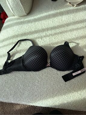 Never worn 34 DD Victoria’s Secret push up